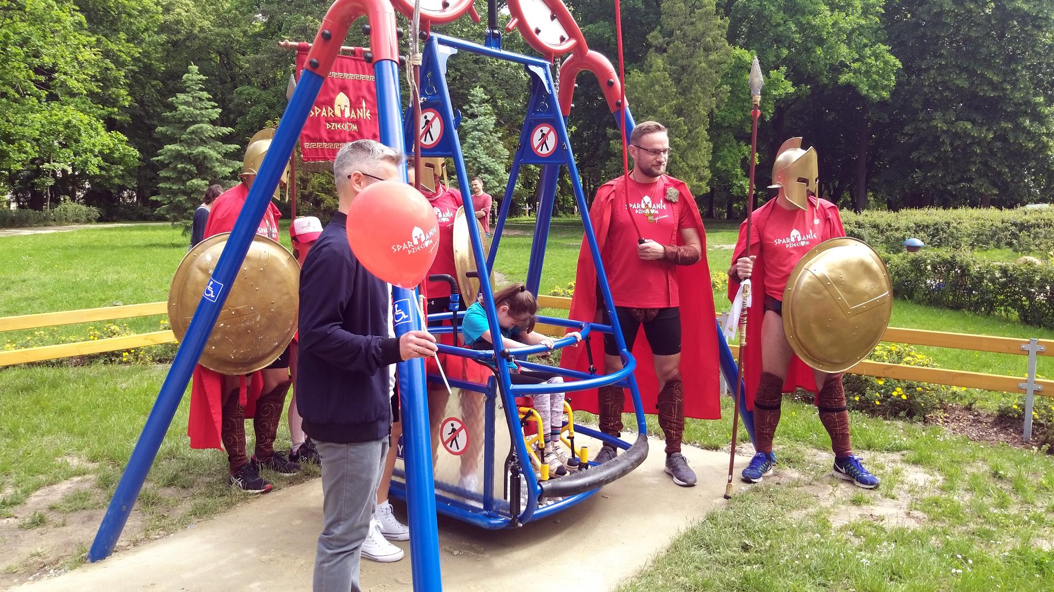 W parku Planty w Białymstoku stanęła huśtawka dla dzieci na wózkach inwalidzkich