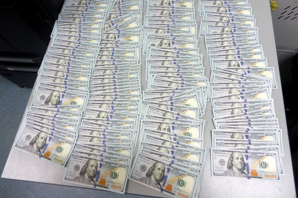 Białorusin chciał przemycić 20 tys. dolarów na przejściu w Bobrownikach