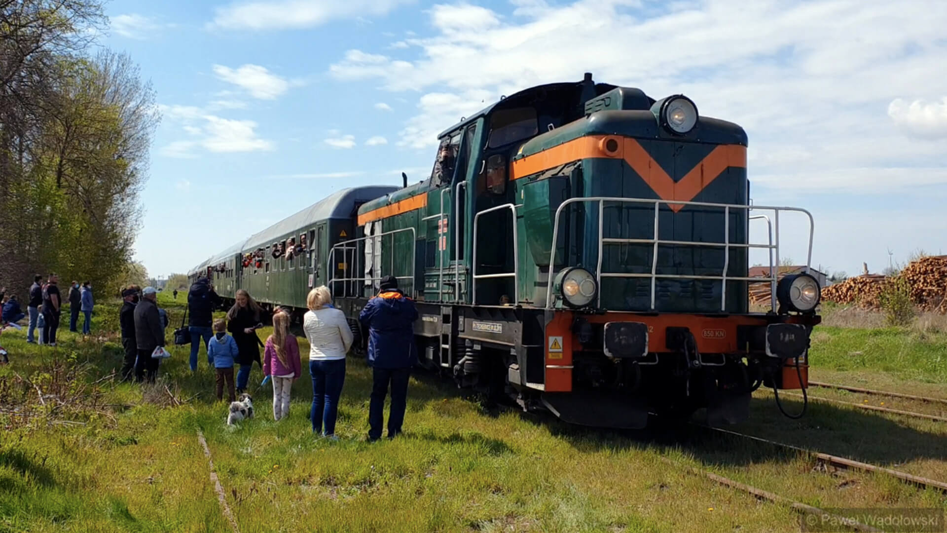 Do Łomży przyjechał pociąg pasażerski - ostatnie regularne kursy były 28 lat temu [zdjęcia, wideo]