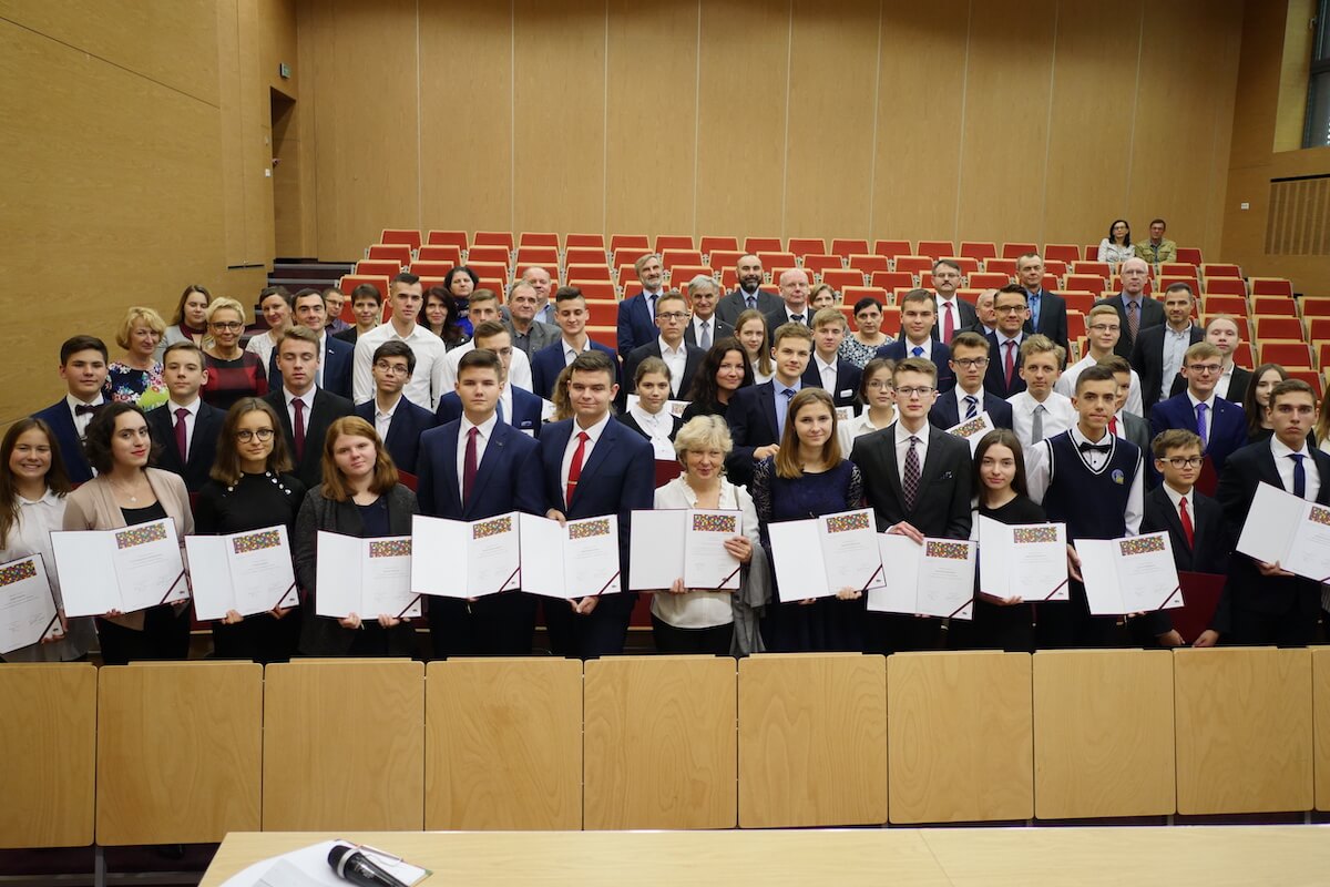 Zdolni uczniowie z regionu dostali stypendia po 4 tys. zł od zarządu województwa
