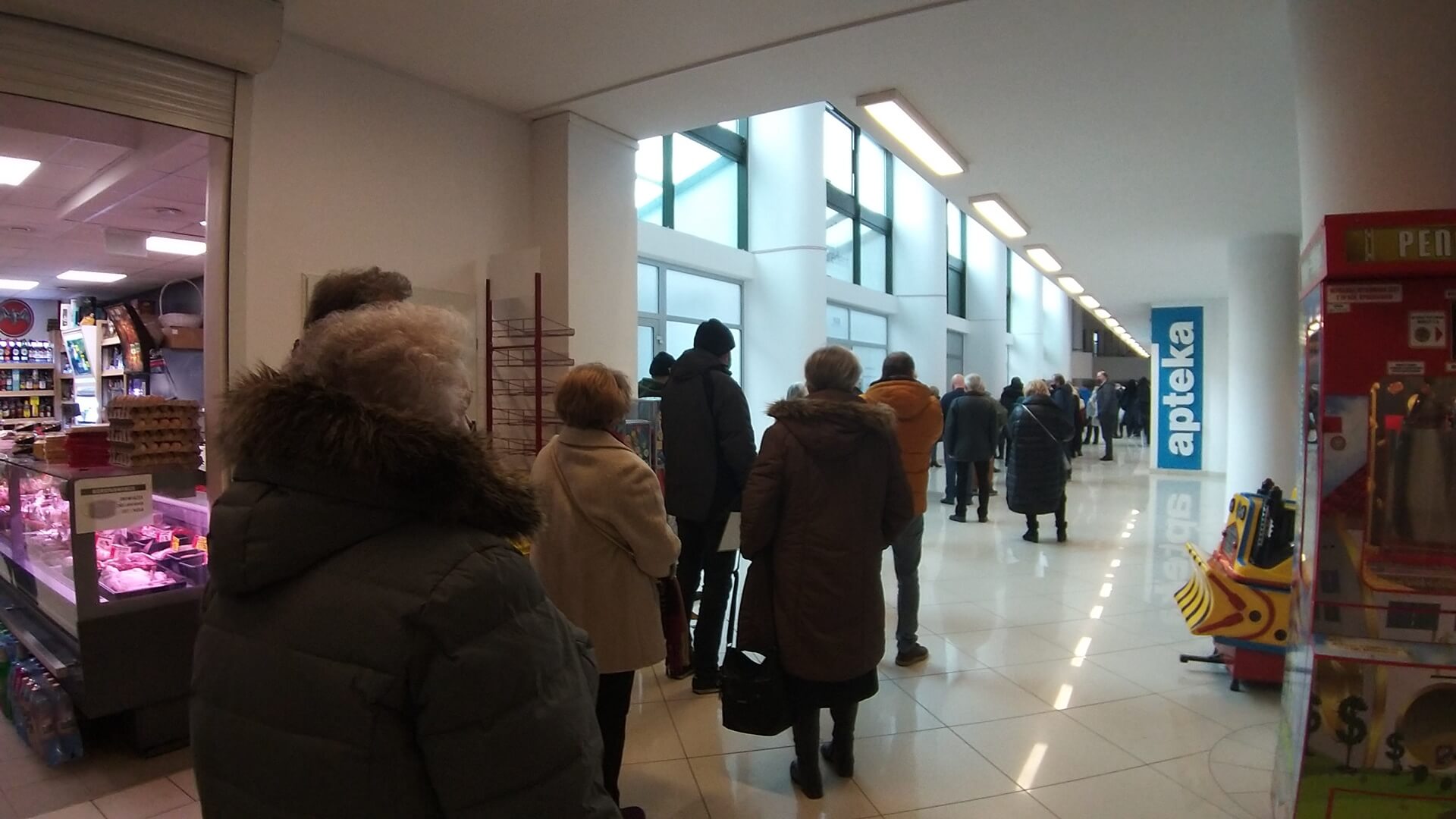 Tłok przed gabinetem i zamieszanie z umówionymi godzinami na szczepienia - tak było w jednej z białostockich przychodni