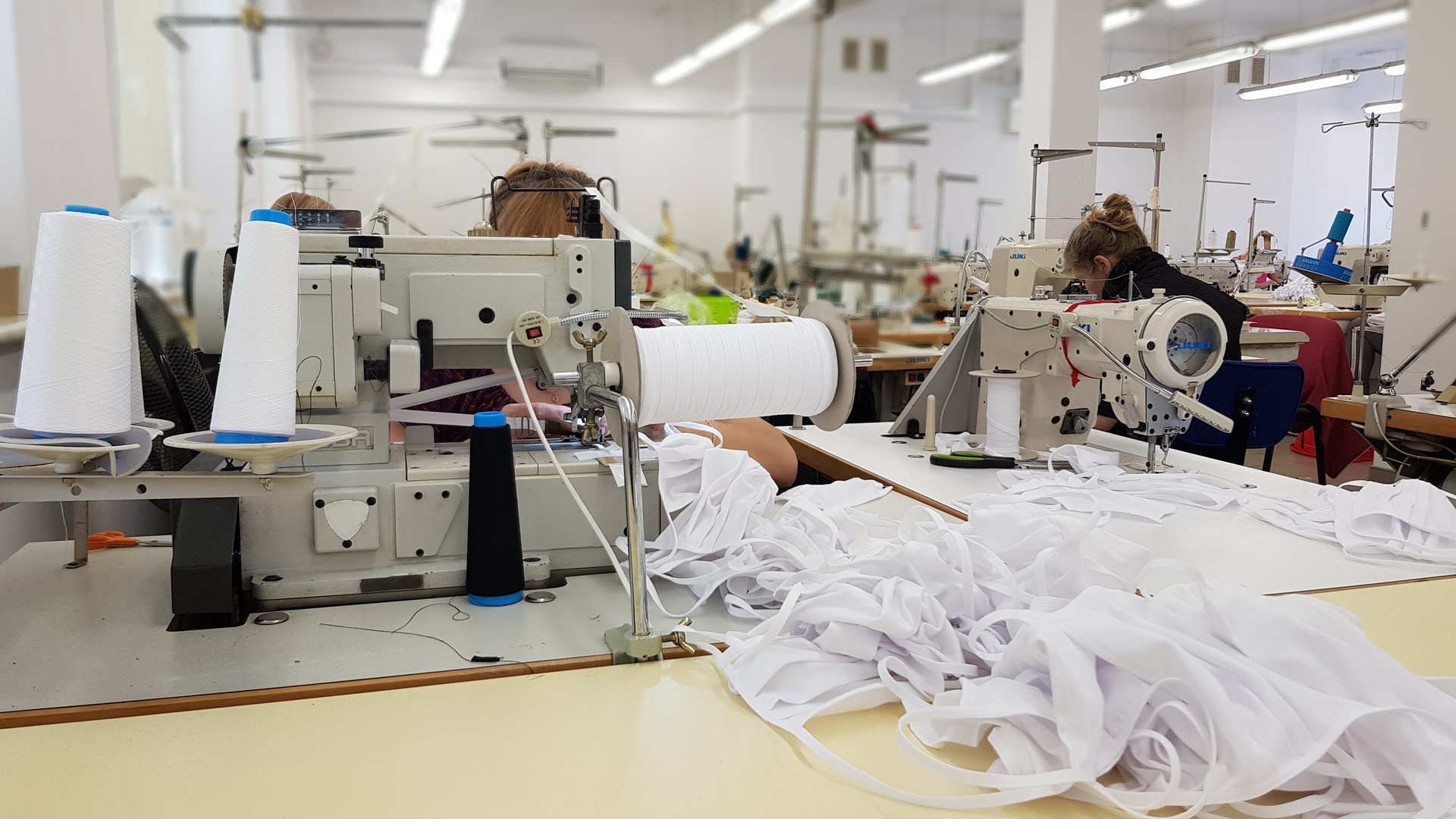 Białostocka firma zaczęła szyć maseczki ochronne - trafią one do szpitali