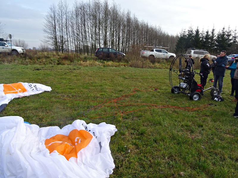 Brytyjska ekolog dotarła na motoparalotni do Goniądza