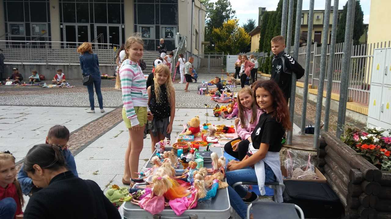Dzieci z Sokółki wyprzedają swoje stare, nieużywane zabawki i uczą się przedsiębiorczości