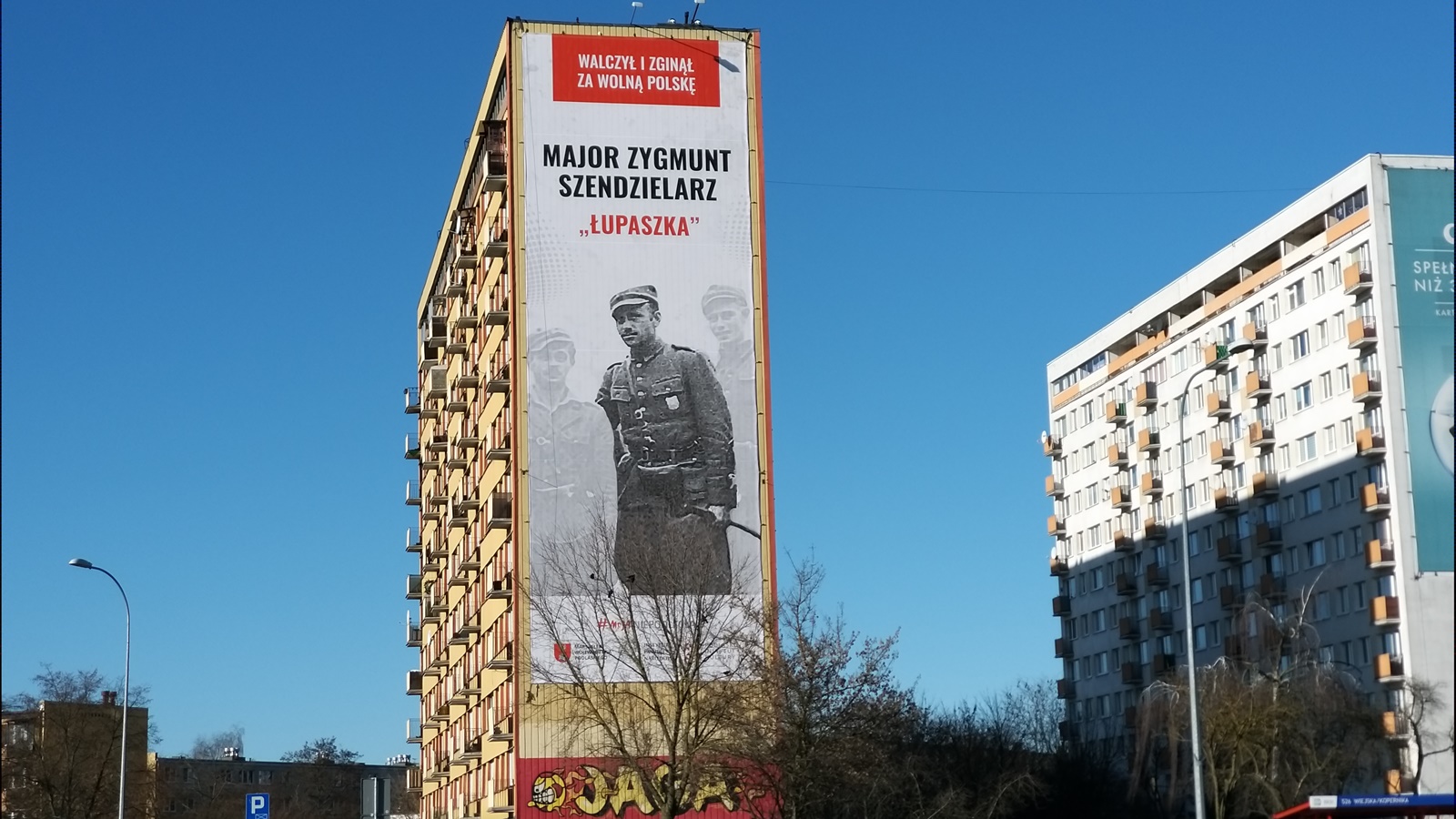 Część mieszkańców nie zgadza się, by na ich bloku wisiał baner upamiętniający "Łupaszkę"