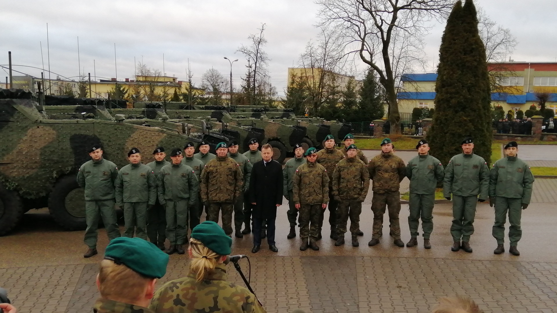 Szef MON przekazał sześć wozów dowodzenia na granicę