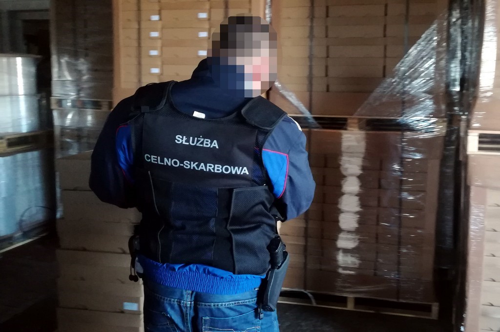 Podlaskie służby zlikwidowały jedną z największych fabryk nielegalnych papierosów w centralnej Polsce