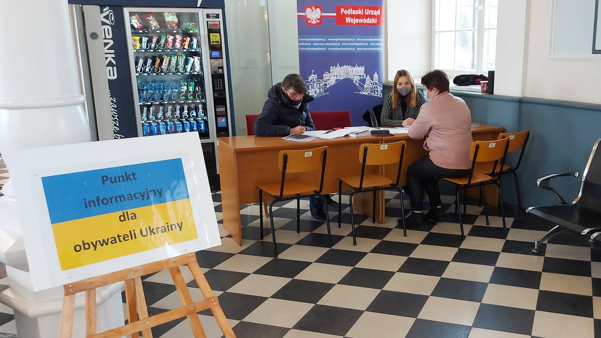 Na białostockim dworcu PKP powstał punkt informacyjny dla uchodźców z Ukrainy