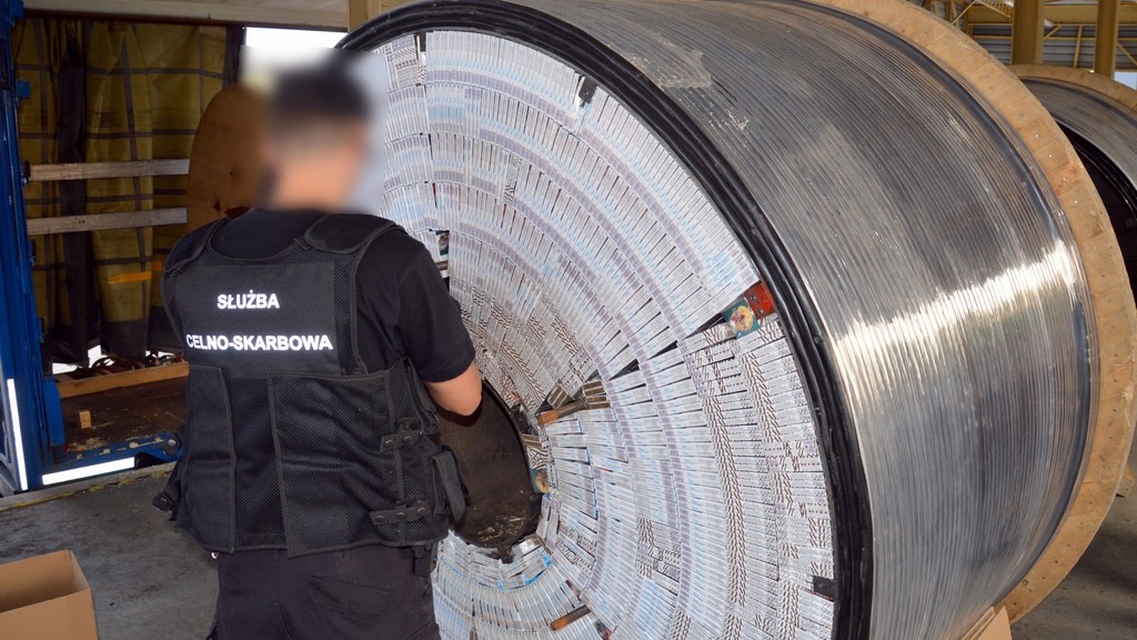 W Budzisku udaremniono przemyt papierosów w bębnach na kabel elektryczny