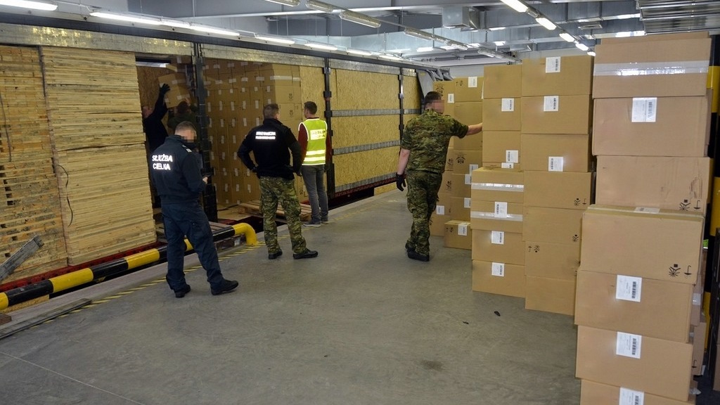 Papierosy zamiast ładunku desek - rekordowy przemyt z Białorusi zatrzymany w Kuźnicy [wideo]