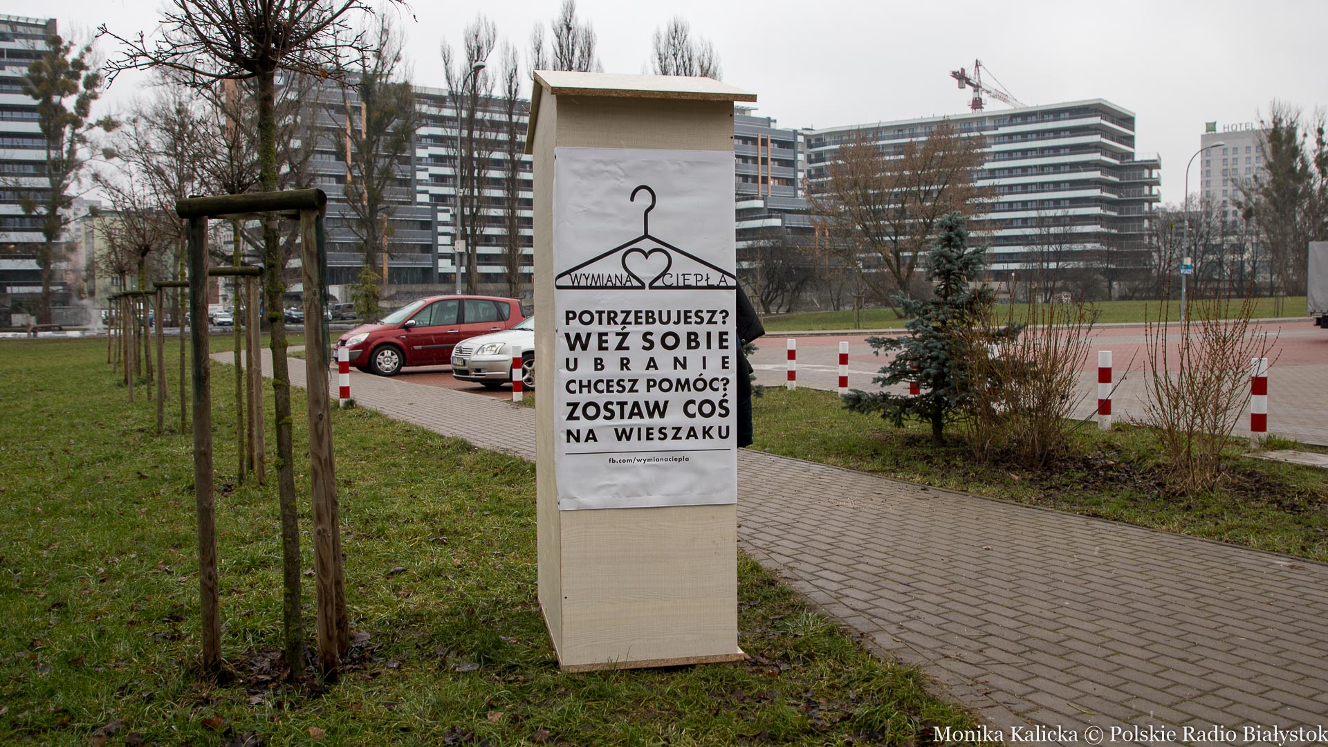 W Białymstoku ponownie pojawiła się szafa ze sklejki z ciepłą odzieżą dla potrzebujących