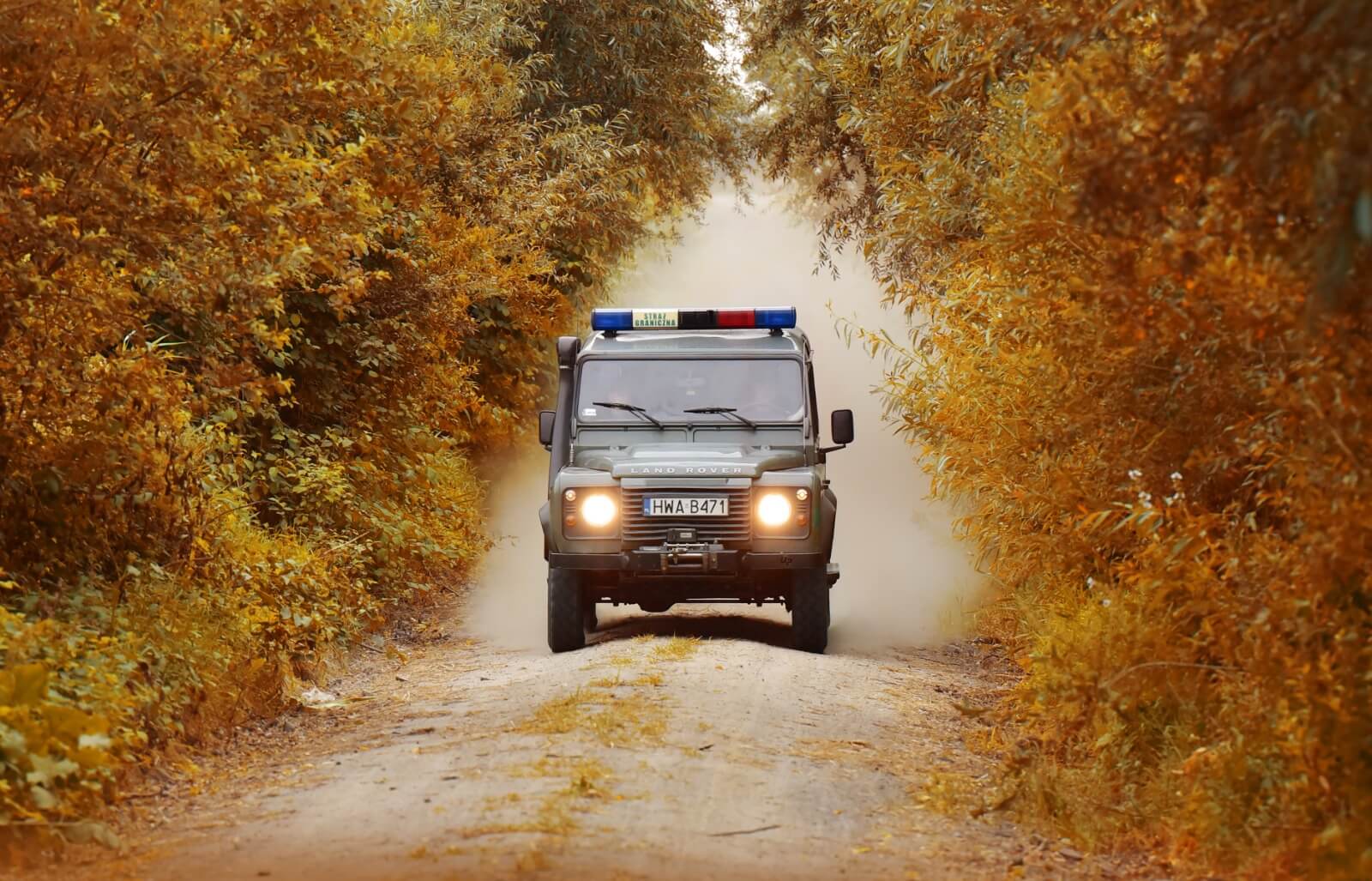 Podlascy policjanci zatrzymali kolejnych kierowców przewożących migrantów