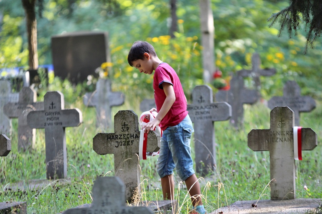 Grupa białostoczan udekorowała biało-czerwonymi flagami groby poległych żołnierzy