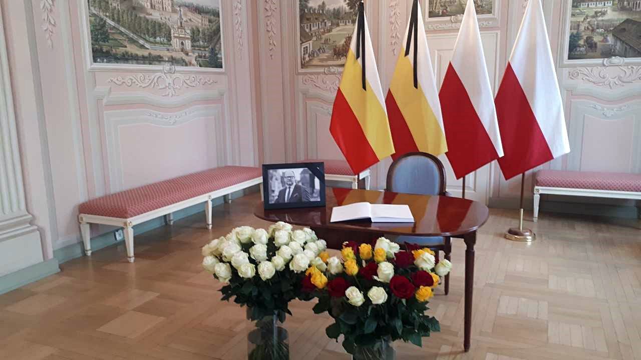 Białostoczanie wpisują się do ksiąg kondolencyjnych po tragicznej śmierci prezydenta Gdańska