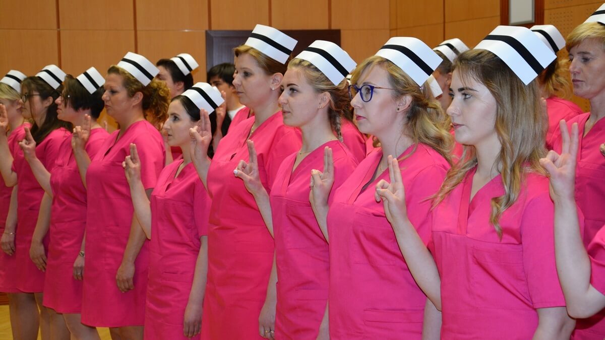 Pracę mają już zapewnioną - kilkudziesięciu studentów pielęgniarstwa z Suwałk przeszło symboliczne "czepkowanie"