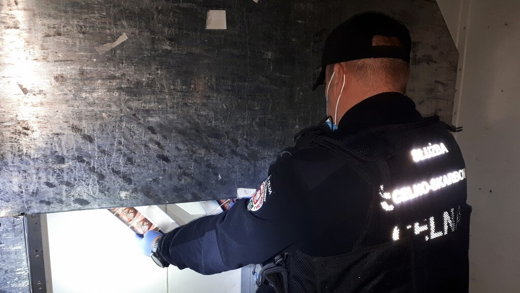 Funkcjonariusze z Kuźnicy wykryli przemyt ponad tysiąca paczek papierosów w ciężarówce