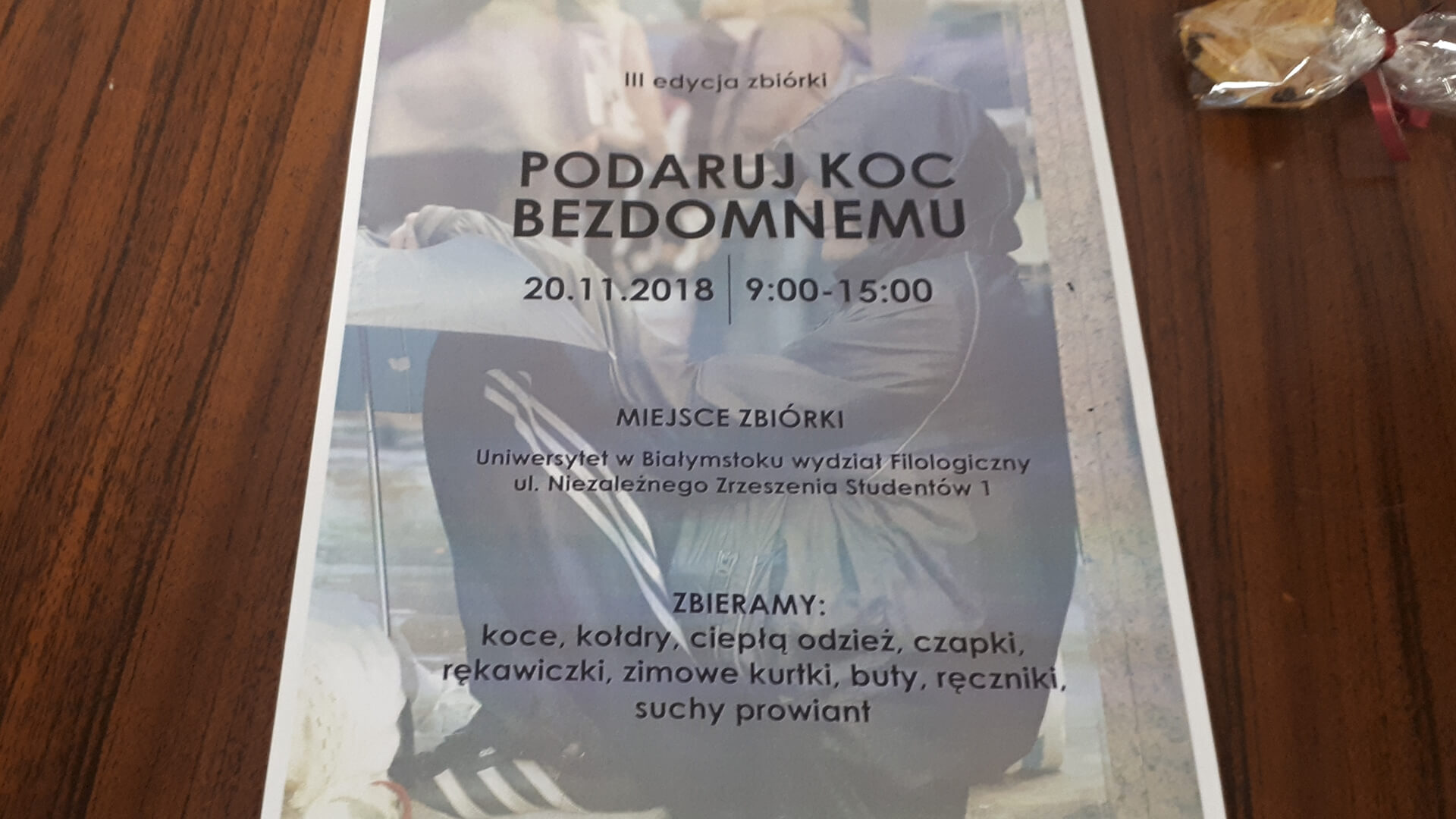 Studenci UwB zachęcają do wzięcia udziału w akcji "Podaruj Koc Bezdomnemu"