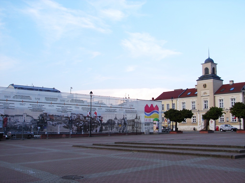 Historyczna zasłona remontowanej hali w Łomży - co na to mieszkańcy?