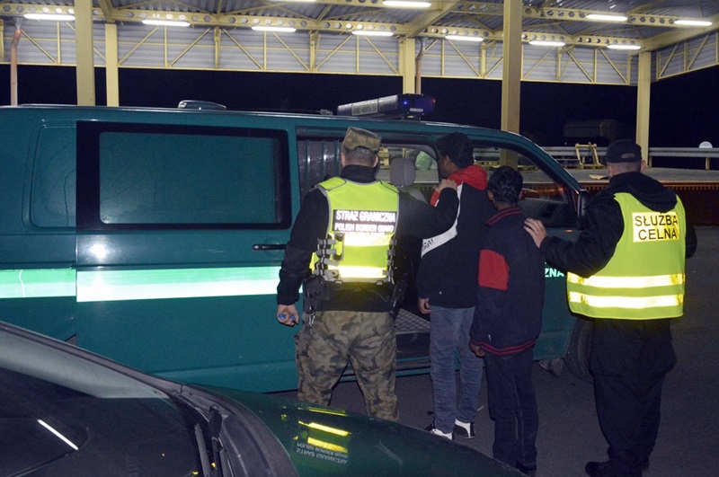 Podlascy celnicy zatrzymali dwóch nielegalnych migrantów