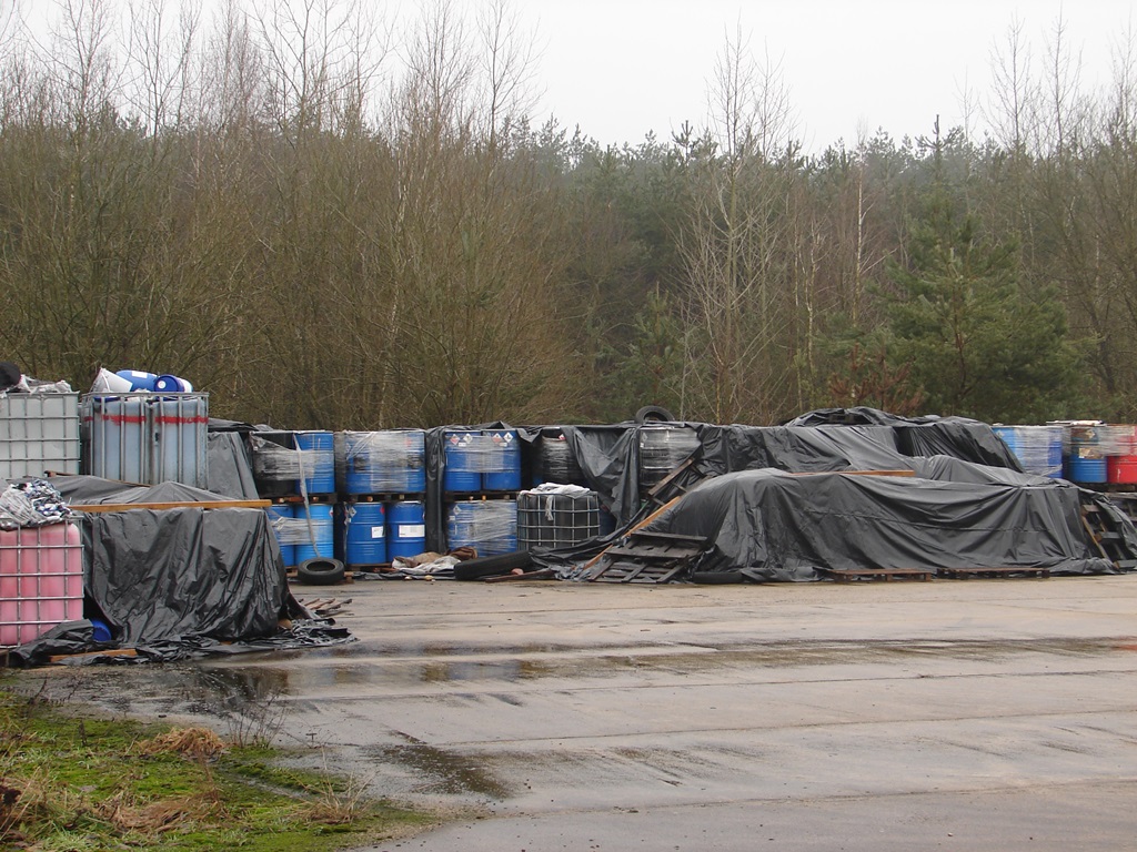 Składowane w Przytułach chemikalia przedostały się do gleby