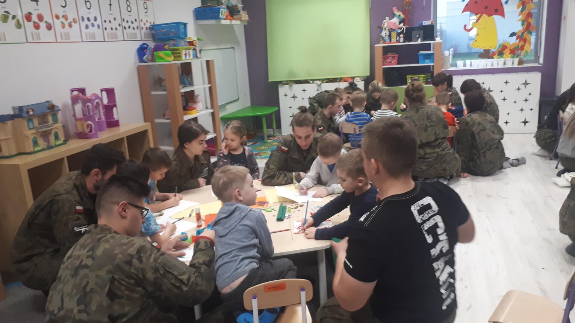 Białostockie przedszkolaki i licealiści zrobili świąteczne pocztówki dla żołnierzy