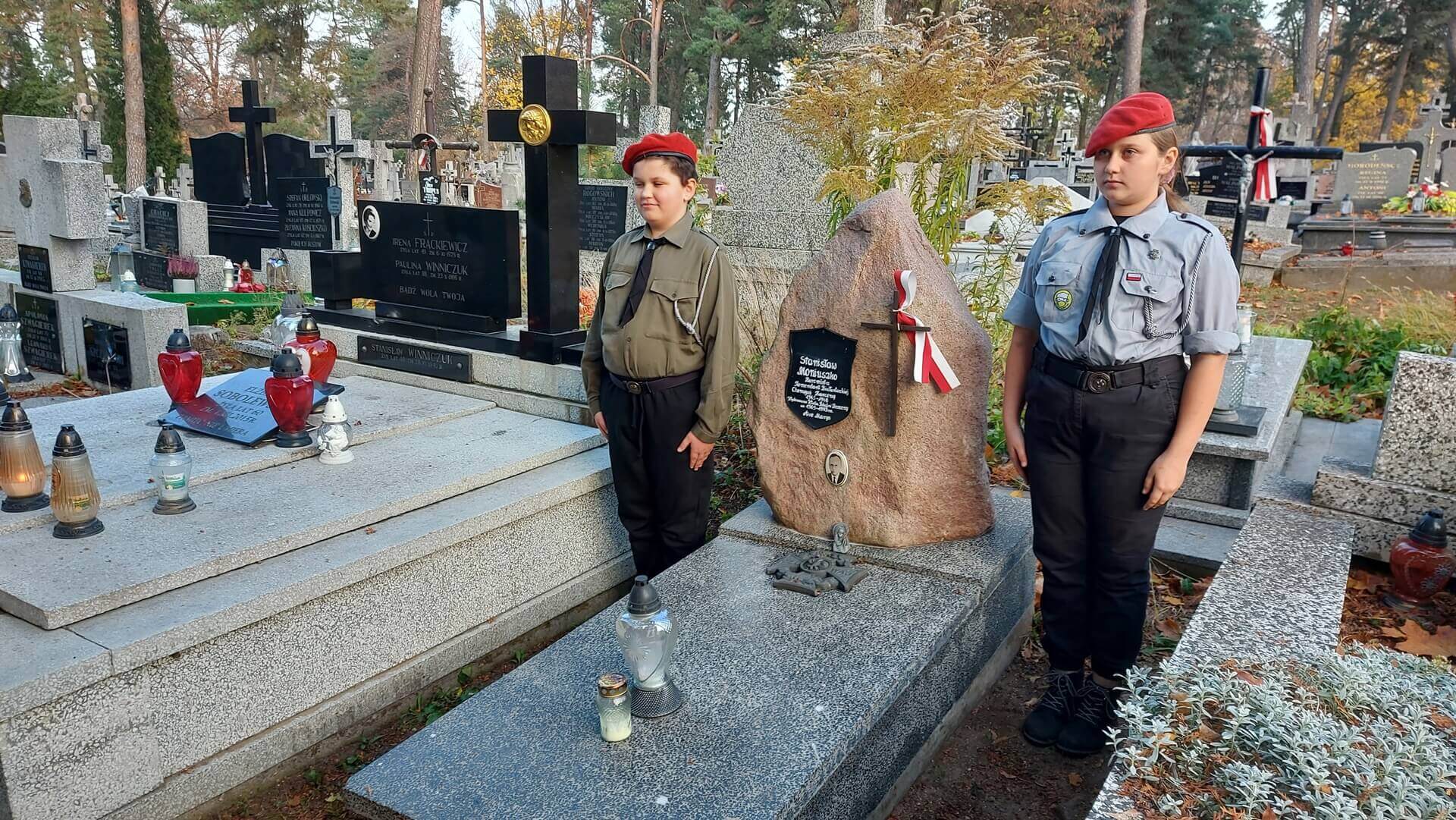 Harcerze sprzątają groby na białostockim cmentarzu