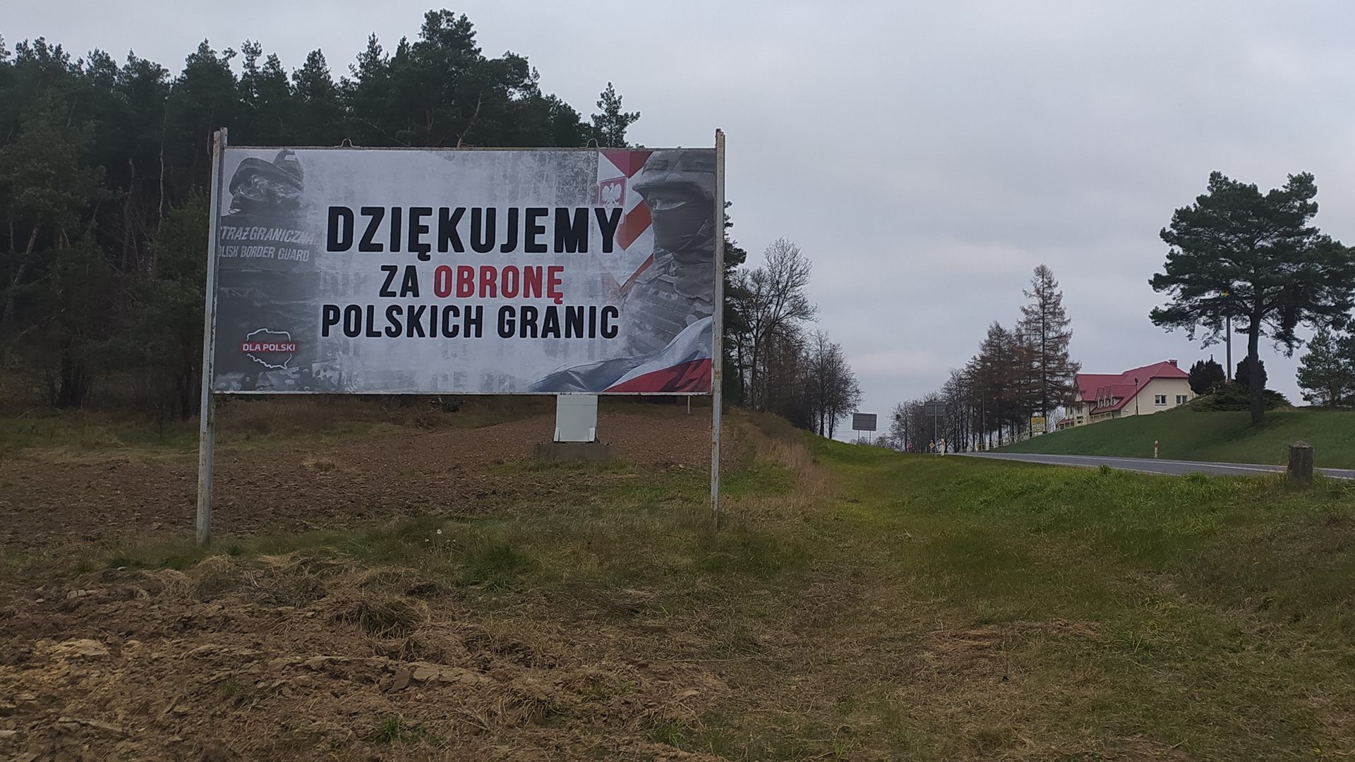 Przy wjeździe do Sokółki pojawił się baner z podziękowaniem dla służb strzegących granic