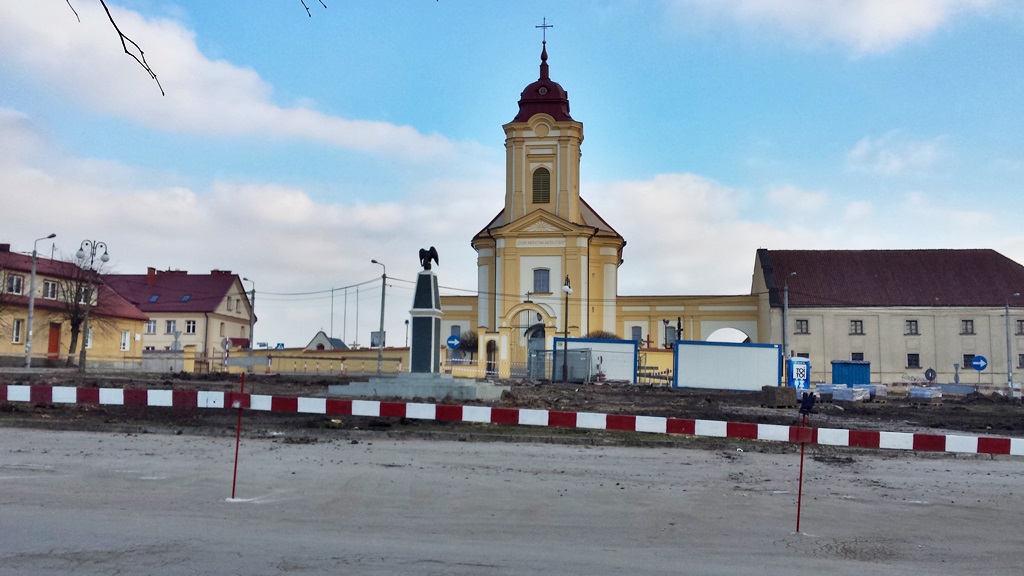 Na Rynku 11 Listopada wycięto wszystkie drzewa – część mieszkańców jest oburzona