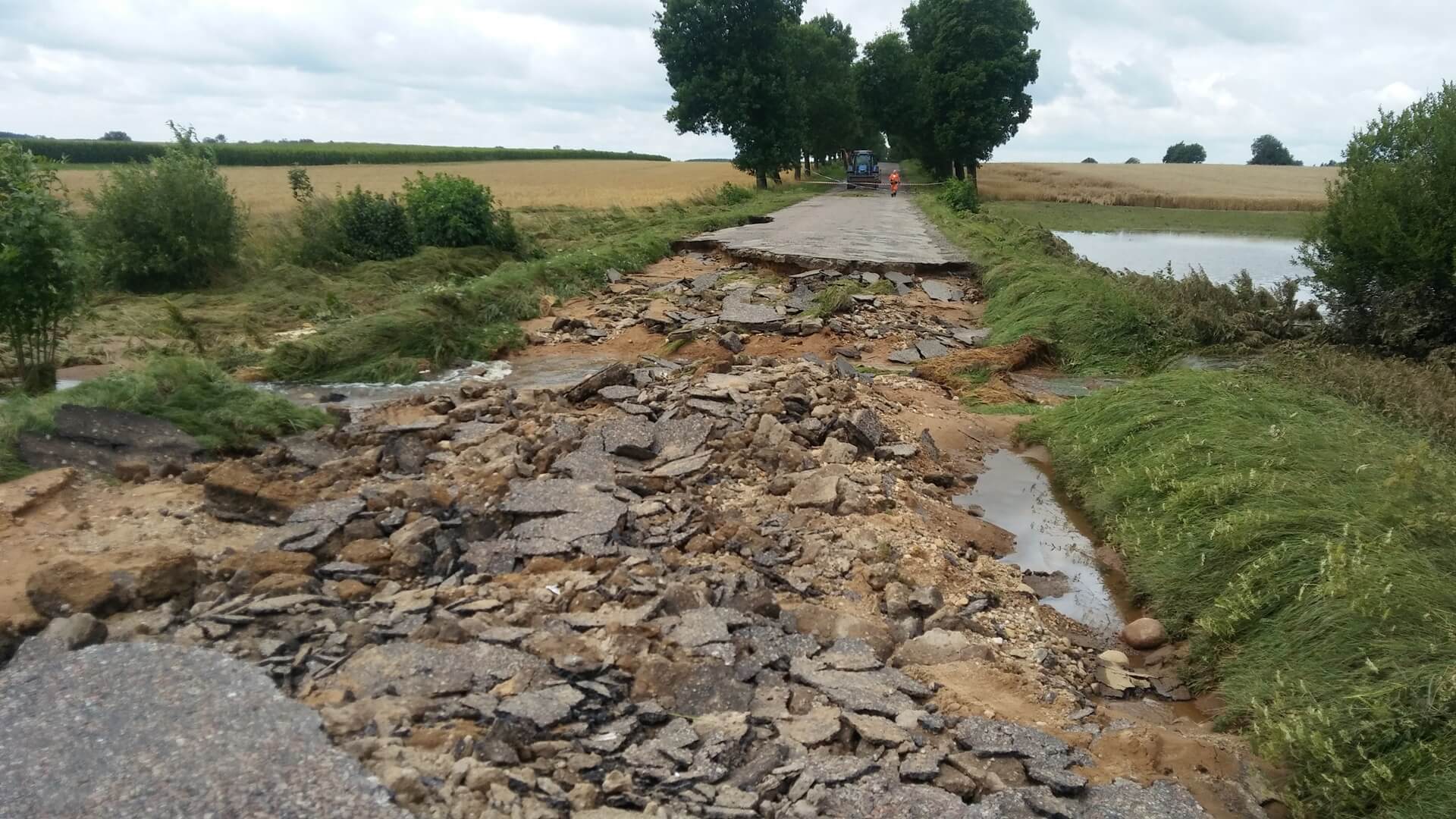Po nocnych burzach poważnie uszkodzone są dwie lokalne drogi w powiecie monieckim [zdjęcia, wideo]