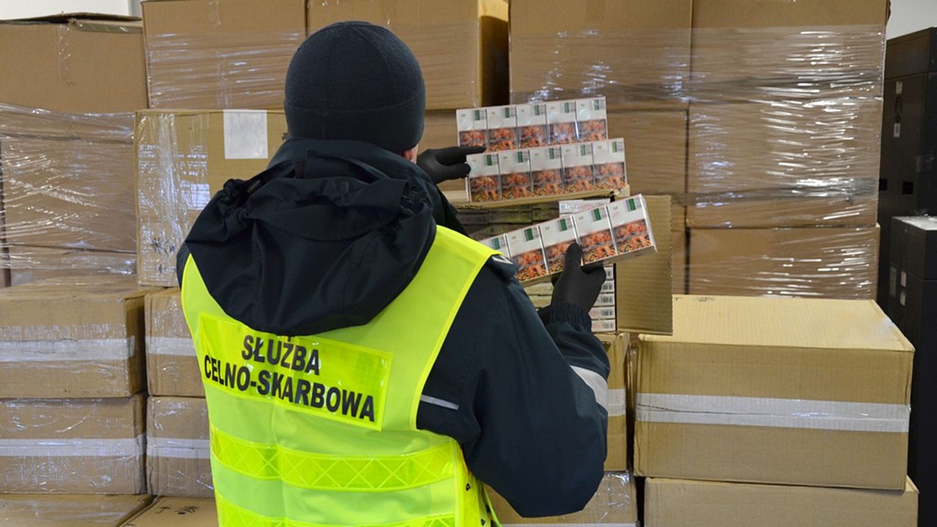 Funkcjonariusze podlaskiej KAS udaremnili przemyt 20 tys. paczek papierosów