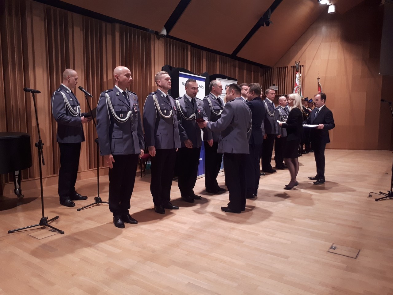 W Suwałkach awanse i odznaczenia otrzymali policjanci, strażacy i strażnicy graniczni