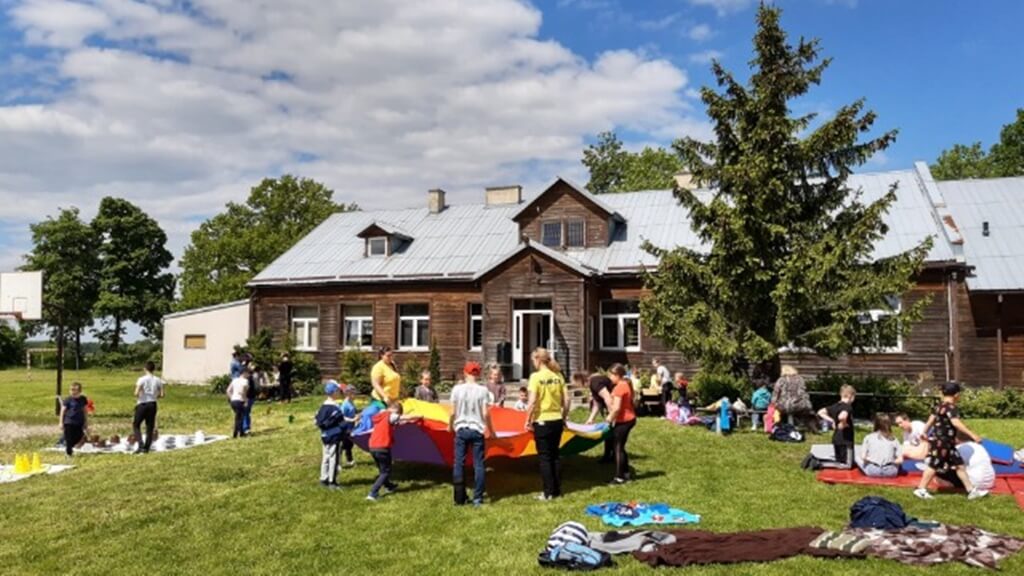 Rodzice i nauczyciele z podstawówki w Dobrzyniówce sami odnawiają budynek szkoły