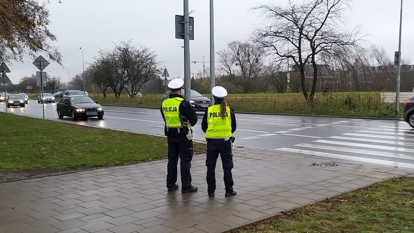 Policja apeluje do pieszych o ostrożność i noszenie odblasków