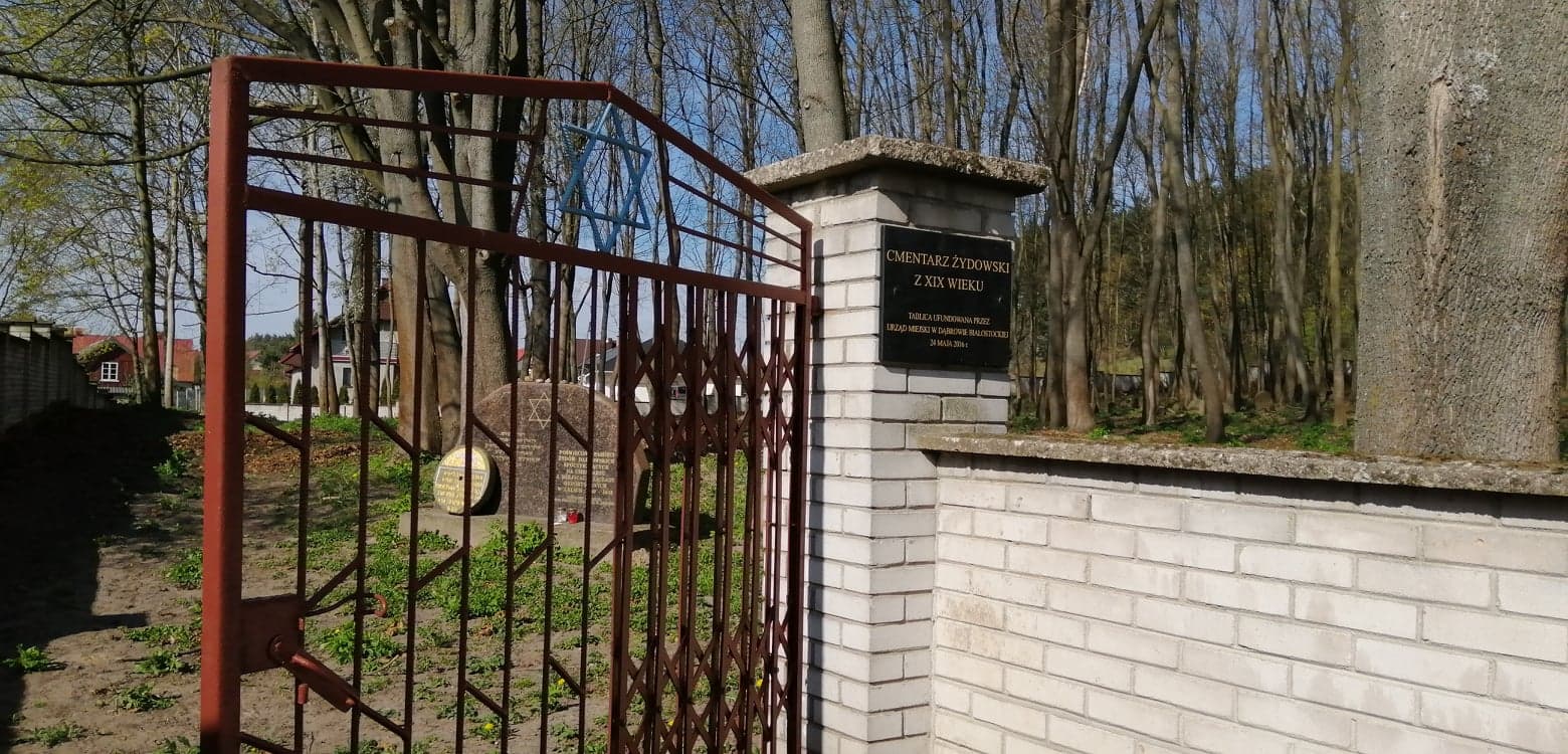 Wulgarne napisy na murze żydowskiego kirkutu w Dąbrowie Białostockiej - policja szuka sprawców