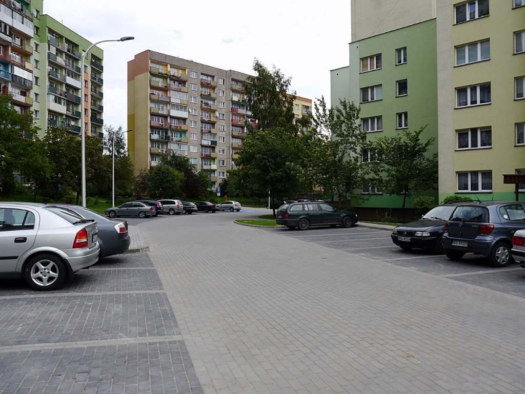 Nowe parkingi, chodniki i oświetlenie - 4 lata trwała przebudowa ulicy Młynarskiego w Suwałkach