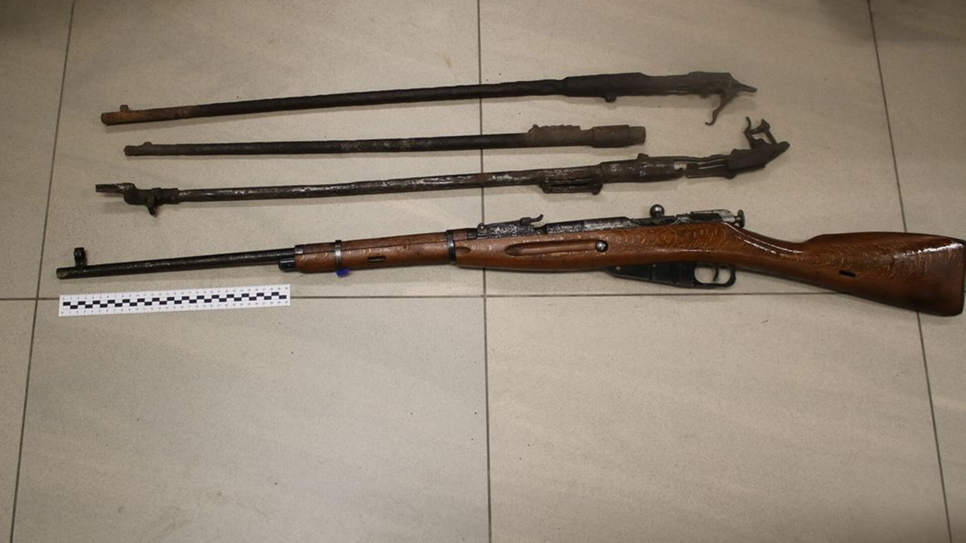 Jeden z mieszkańców gminy Orla przechowywał na swojej posesji nielegalną broń i narkotyki