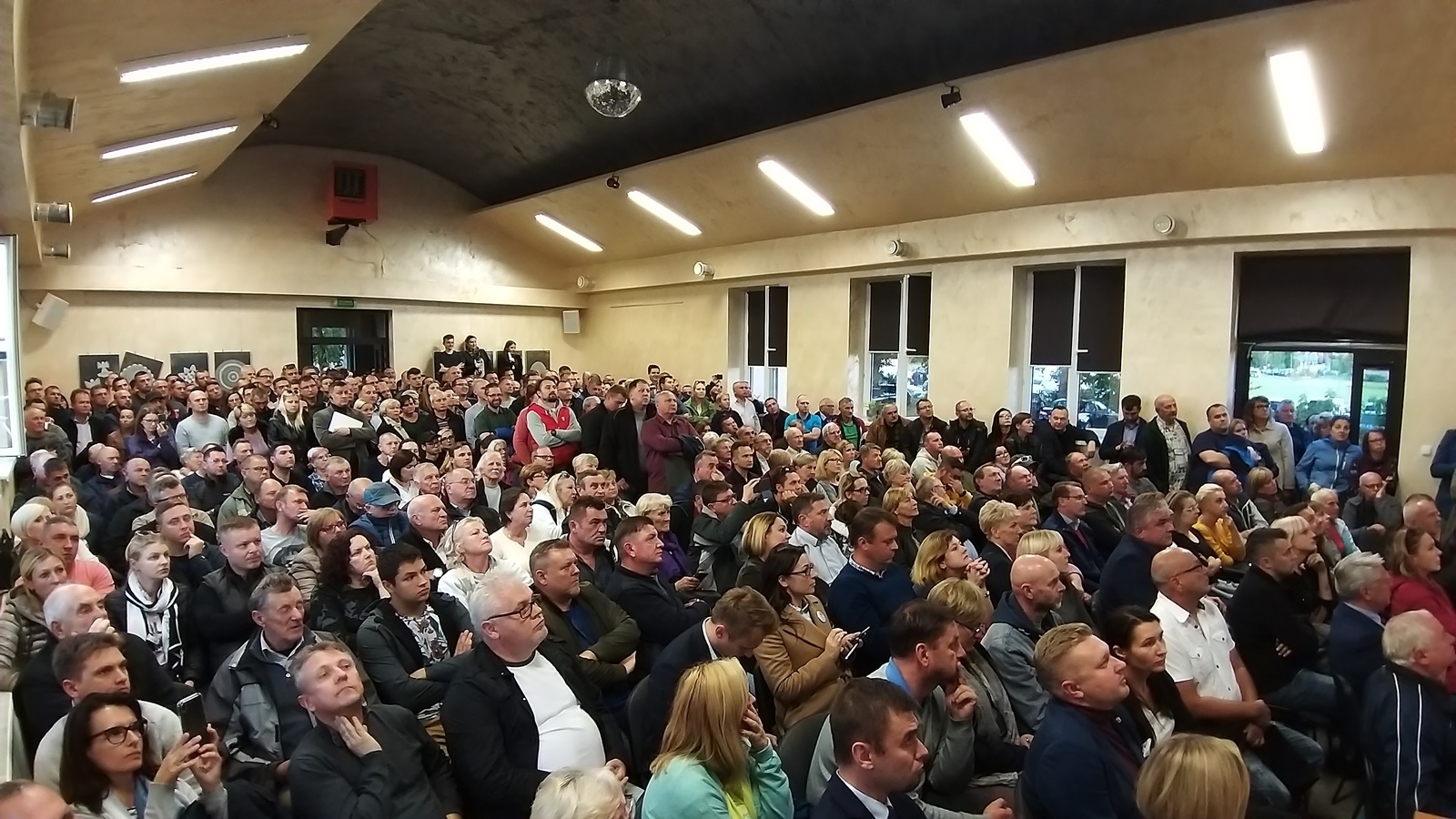 Mieszkańcy obawiają się o własne domy - nie akceptują żadnego z wariantów kolejowej inwestycji