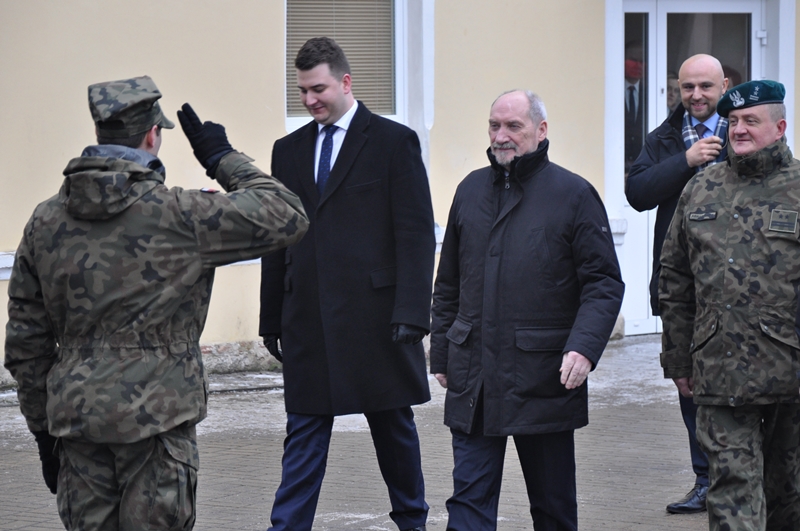 Poseł Nowoczesnej chce wyjaśnień ws. użycia służbowego auta przez rzecznika MON