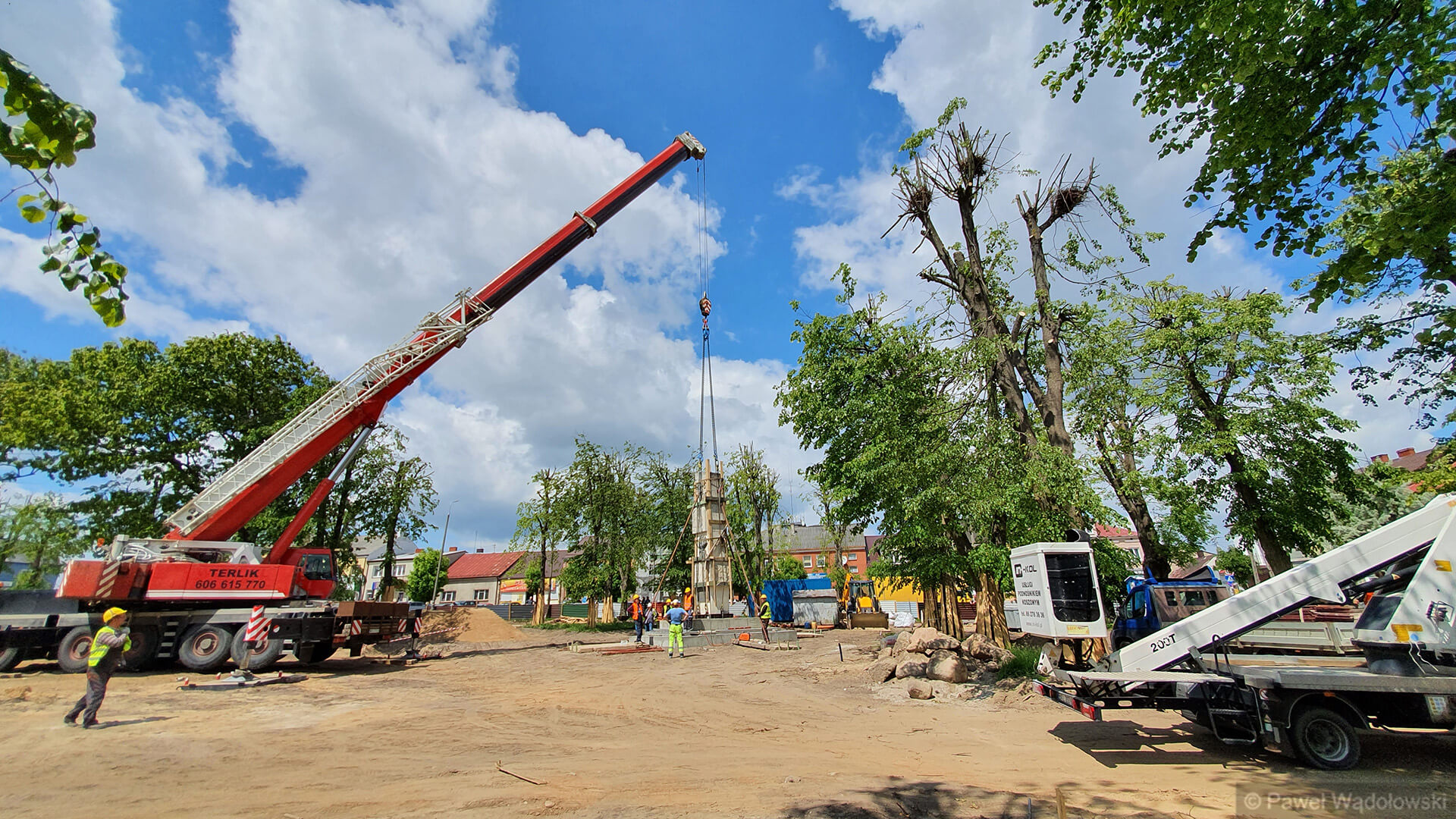 Pomnik Niepodległości, który waży ponad 20 ton trzeba było przenieść w inne miejsce Kolna [zdjęcia, wideo]