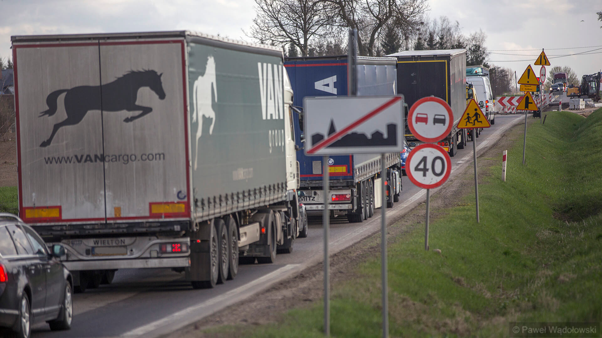 Duże korki na DK61 - przed Kisielnicą pracują drogowcy [wideo]
