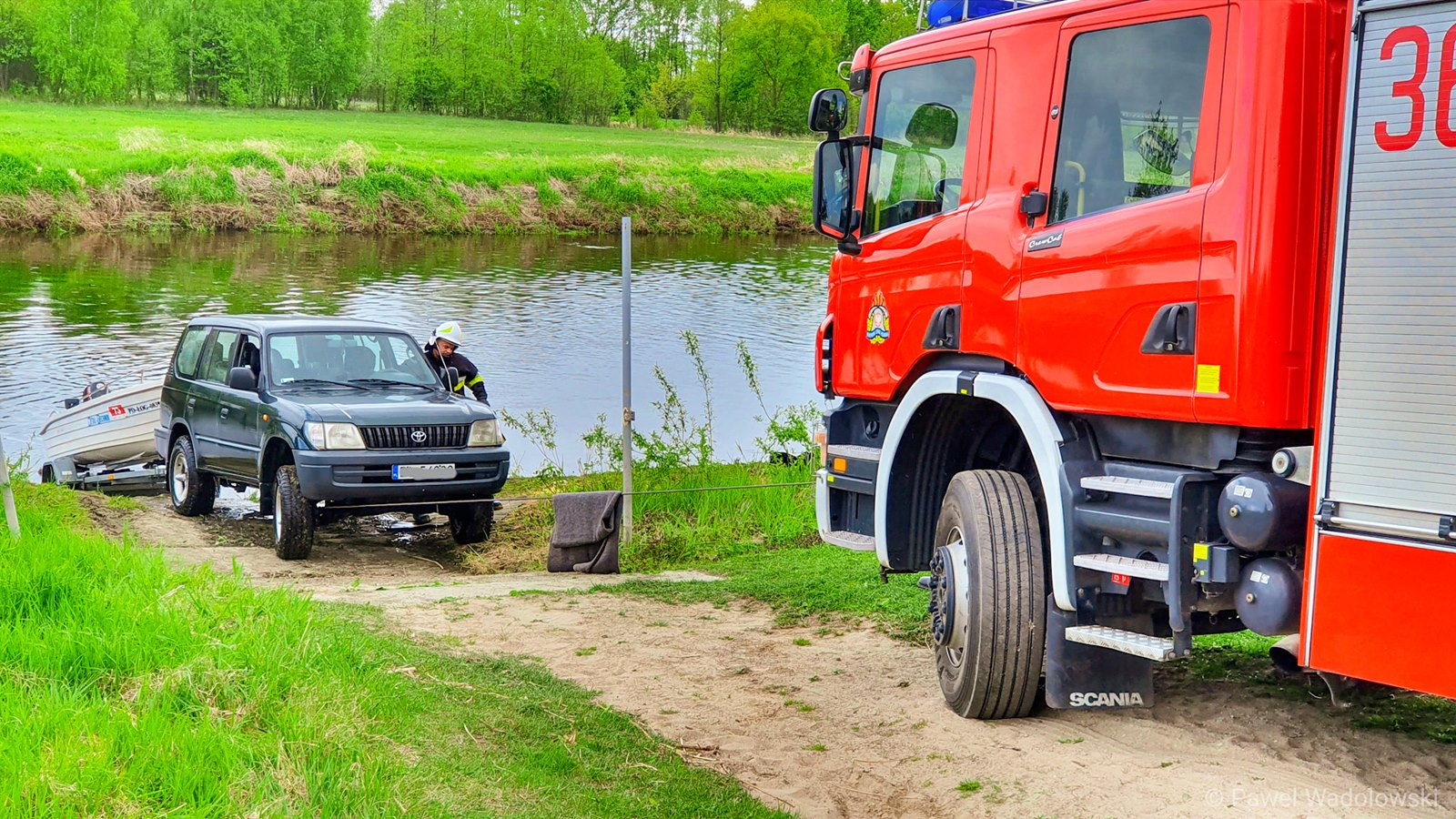 Strażacy wyciągnęli z Narwi samochód