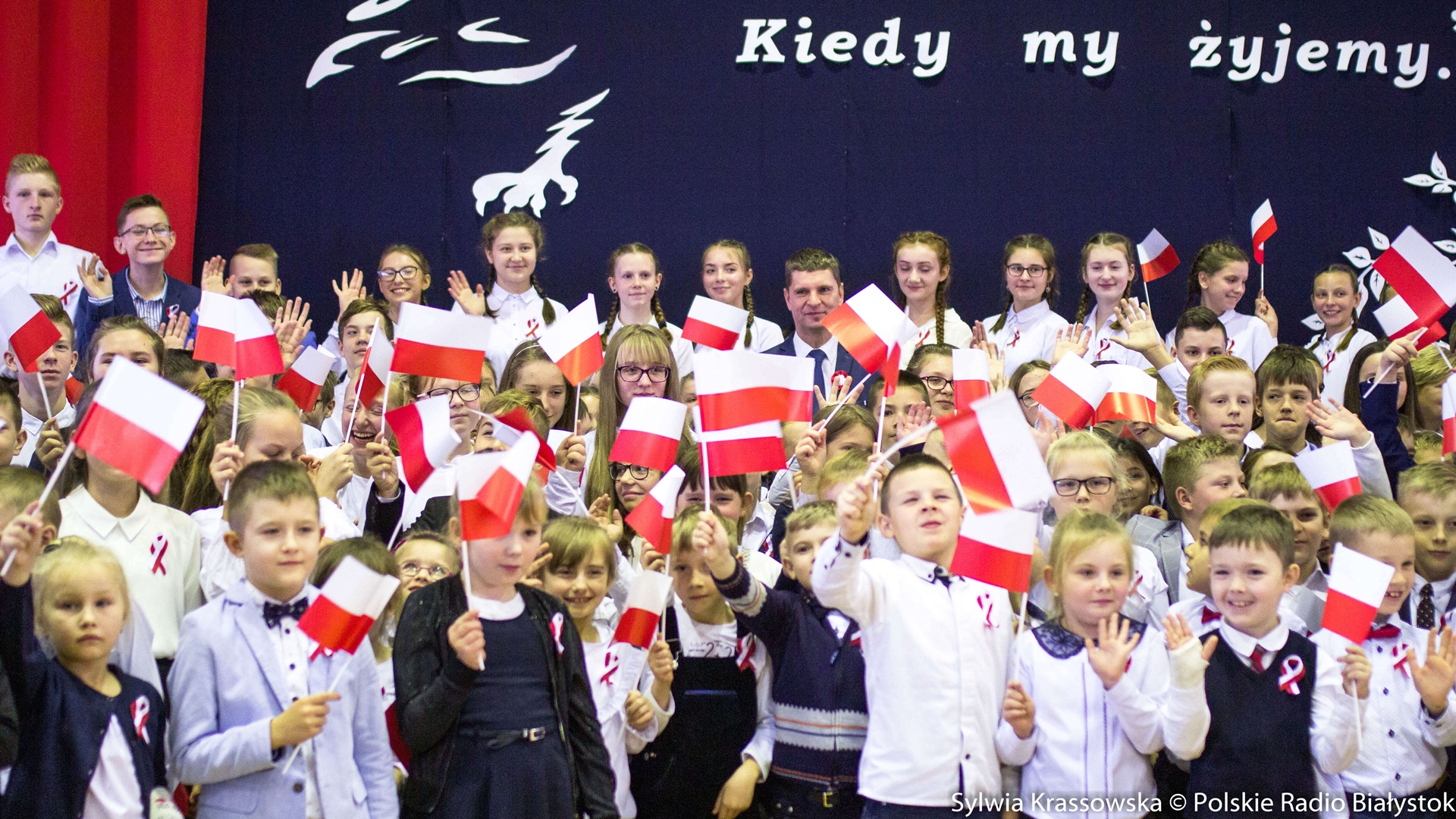 Punktualnie o 11:11 miliony polskich uczniów i tysiące nauczycieli zaśpiewało hymn narodowy [zdjęcia, wideo]