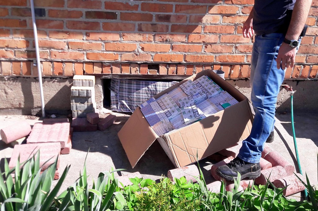 Funkcjonariusze z Łomży znaleźli nielegalne papierosy w zamaskowanej piwnicy