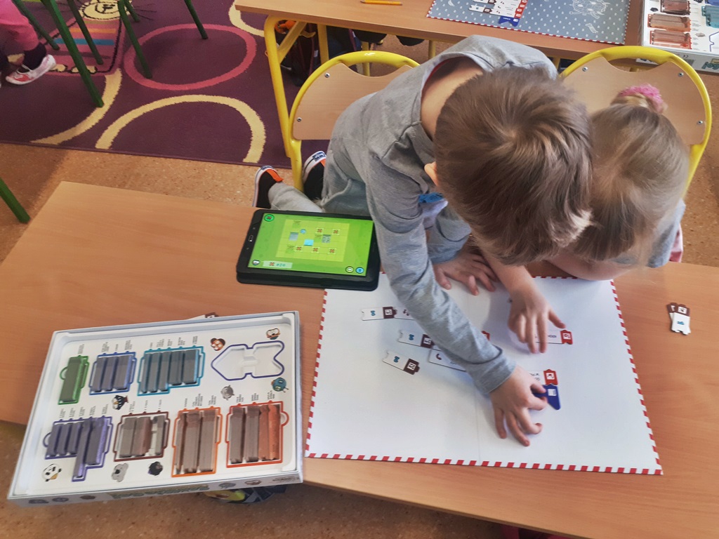 Bawią się a przy okazji uczą programowania – w białostockich szkołach trwa akcja "Koduj z UKE"