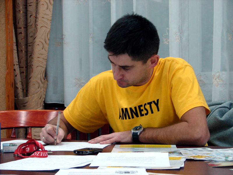 Maraton pisania listów w Łomży – uczniowie bronią praw człowieka