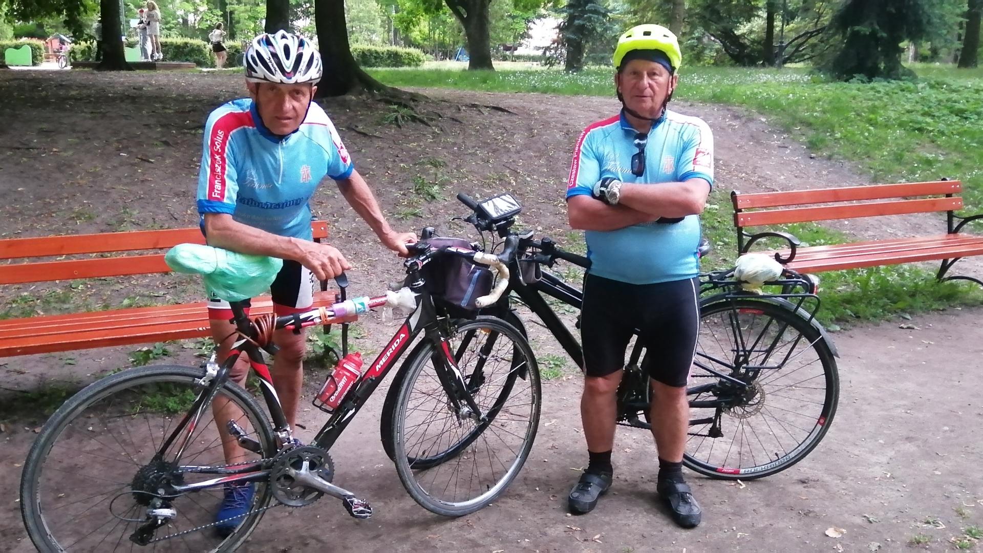 Seniorzy pokonują Polskę na rowerach, odwiedzają też nasz region