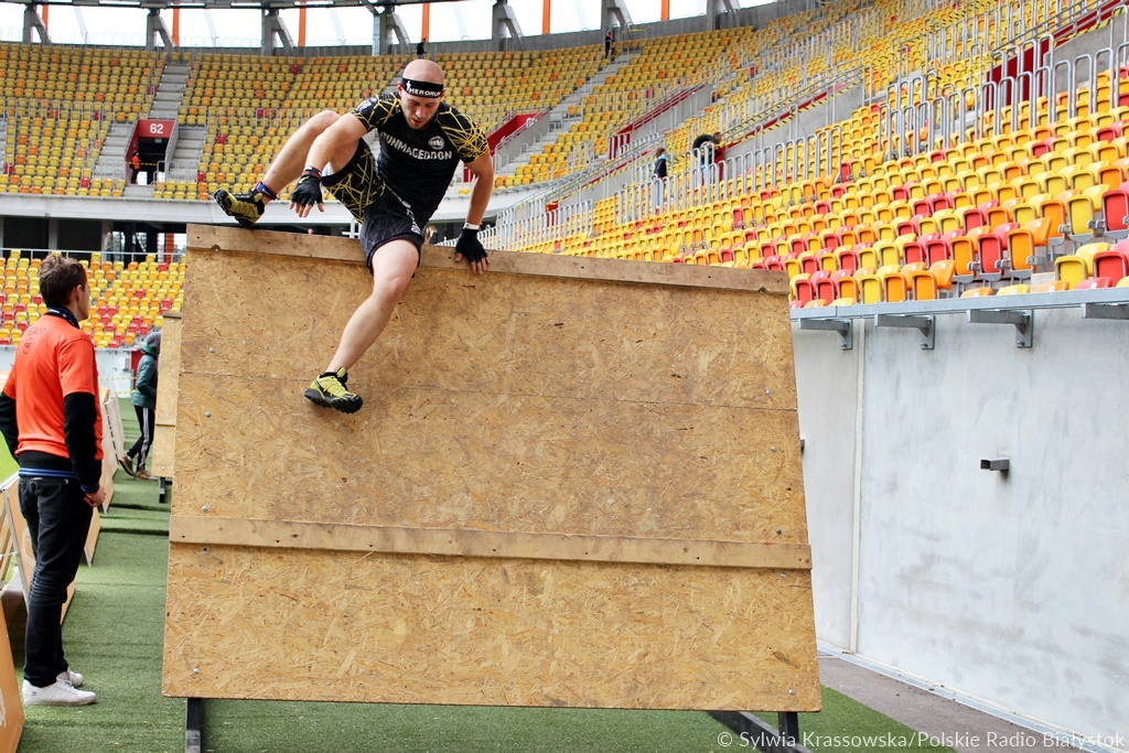 Specjalny bieg z przeszkodami na białostockim Stadionie Miejskim