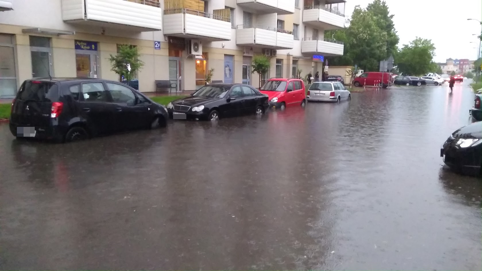 Sparaliżowany ruch w mieście, zalane garaże i piwnice - to obraz po nawałnicy, która przeszła przez Białystok
