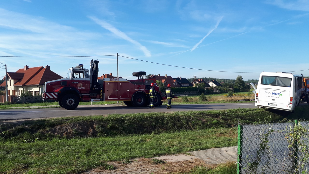 Wypadek we wsi Krupniki - do rowu wpadł gimbus przewożący dzieci do szkoły
