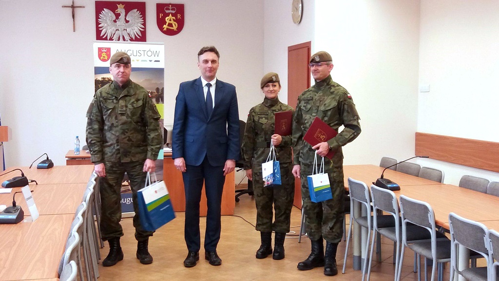 Burmistrz Augustowa nagrodził urzędników za służbę w WOT